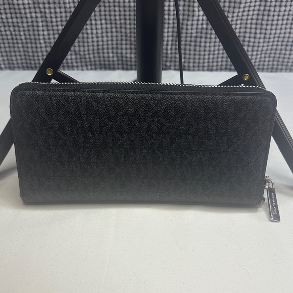 Michael Kors Jet Set Black Zip-Around Wallet - Picture 2 of 4